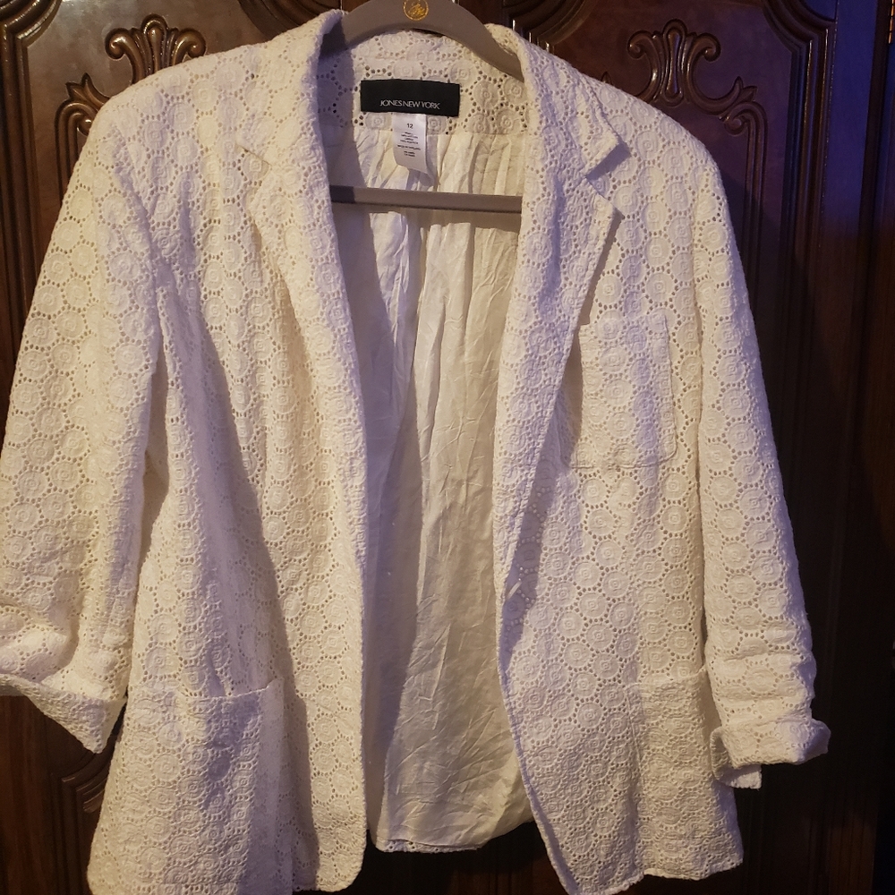 Jones New York white embroidered size 12 blazer